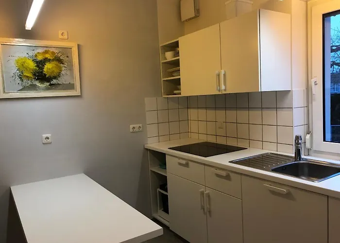 Πανσιόν Altstadt Naehe 7 Min Fussweg Ueber Alte Mainbruecke Zu Mit Balkon & Garten, Ideal For Long Stay, Relocation
